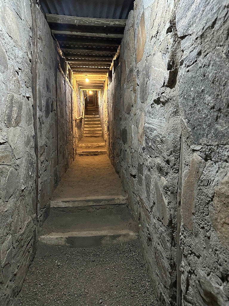 Tunnel to the Lentorre Lodge photo hide.